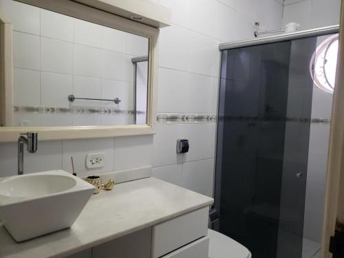 坎波斯杜若尔当Suite Campos do Jordão的一间带水槽和淋浴的浴室
