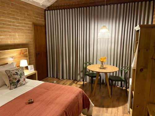 圣安东尼奥-杜皮尼亚尔Chalés Ceuci的酒店客房,配有一张床和一张桌子及椅子