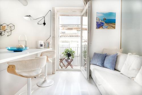 锡拉库扎Stay In Ortigia的客厅配有白色沙发,享有海景