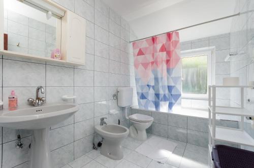 苏佩塔斯卡德拉加Apartments Katica的白色的浴室设有卫生间和水槽。