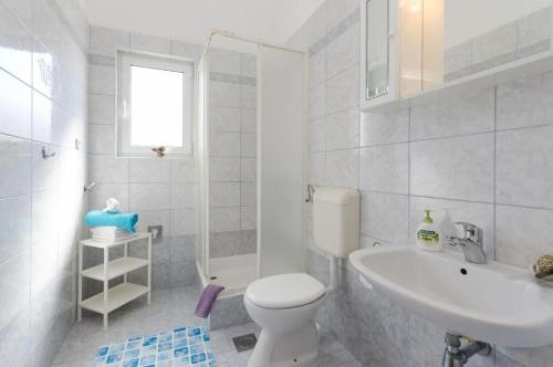 普纳特克鲁诺斯拉夫公寓的白色的浴室设有卫生间和水槽。