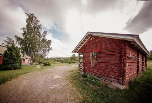 JoutsaLamminmäen Juhla ja Peti的小木屋的一侧有花圈