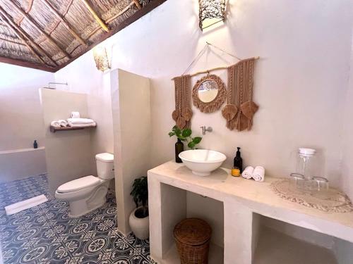 图卢姆Lodge Tzunum Jade的白色的浴室设有水槽和卫生间。
