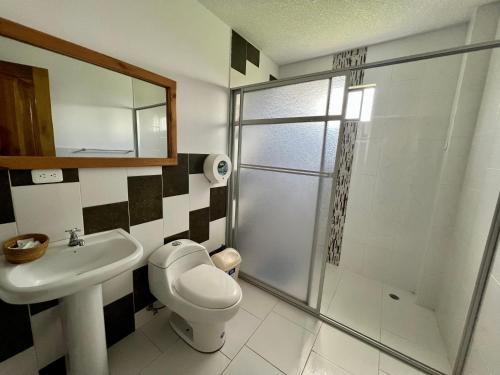 塔巴贝拉Hostal Alpachaca - New Quito Airport的浴室配有卫生间、盥洗盆和淋浴。