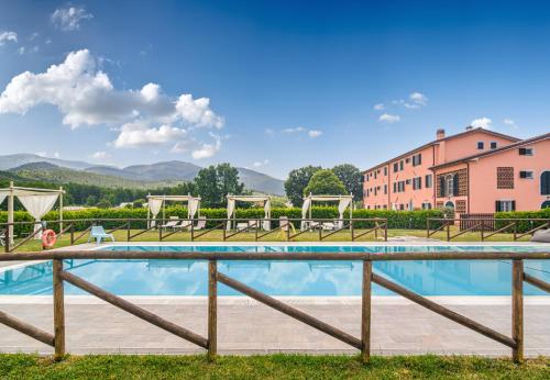 卢卡Tenuta San Giovanni Lucca的游泳池周围设有围栏