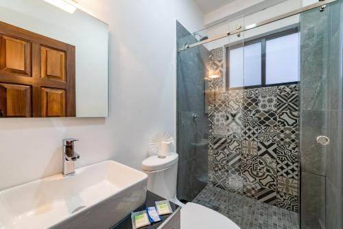 圣克鲁斯华特库Mi Querida Maribel Hotel的带淋浴、盥洗盆和卫生间的浴室