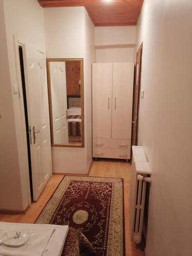 伊斯坦布尔Private Room in Istanbul #56的白色的客房设有镜子和地毯