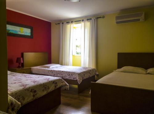 蒙蒂茹奥卡特来欧酒店的酒店客房设有两张床和窗户。