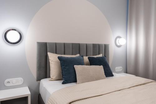 卡托维兹Parkcity Centrum的一间卧室配有一张带蓝色枕头的大床
