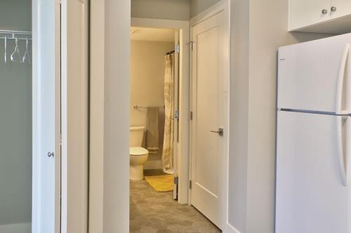 维多利亚Zen Retreat的一间带白色冰箱和卫生间的浴室