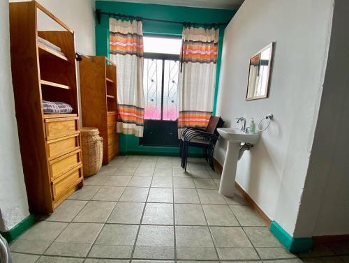 瓦哈卡市Hostal Mixteco Naba Nandoo的一间带水槽和水槽的小浴室
