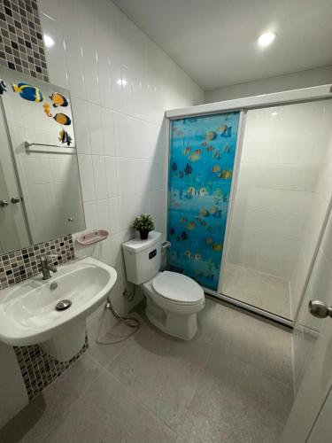 北革S Villa @Impact Muangthongthani的浴室配有卫生间、盥洗盆和淋浴。