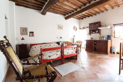 菲利内瓦尔达诺Podere delle Arti的卧室配有一张床和一张桌子及椅子