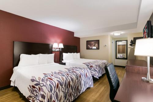 赫尔希赫尔希红屋顶汽车旅馆的酒店客房配有两张床和一张书桌
