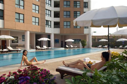 河内河内萨默塞特格兰德酒店的两个女人坐在酒店游泳池里