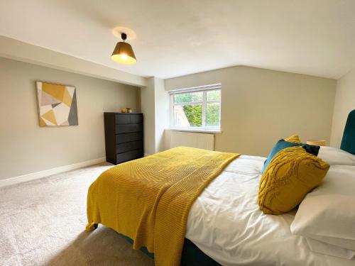 RudryBig House in countryside near Cardiff的一间卧室配有一张黄色毯子床