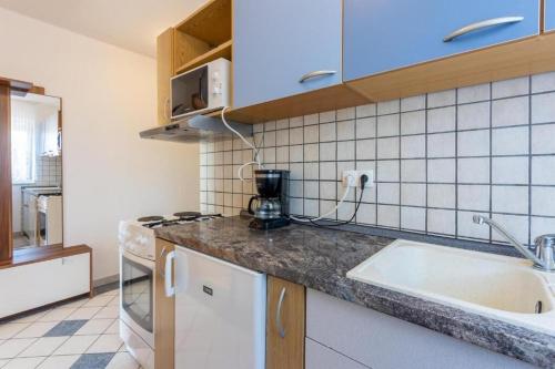 德拉马利Apartments Bozana的厨房配有水槽和台面