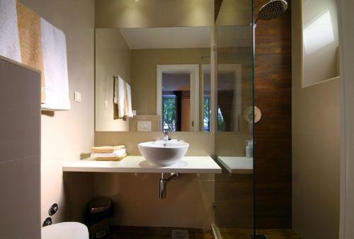 布德瓦Apartments Ivanovic的一间带水槽和玻璃淋浴的浴室