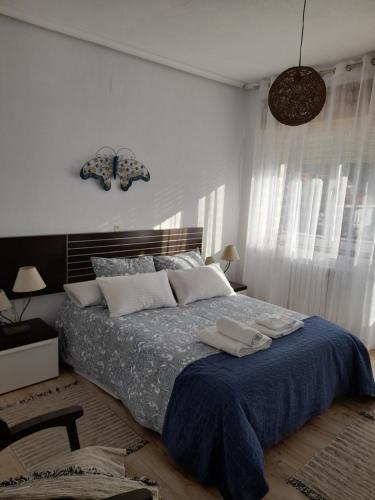 RiveroCasa Pili的一间卧室配有一张床,上面有两条毛巾