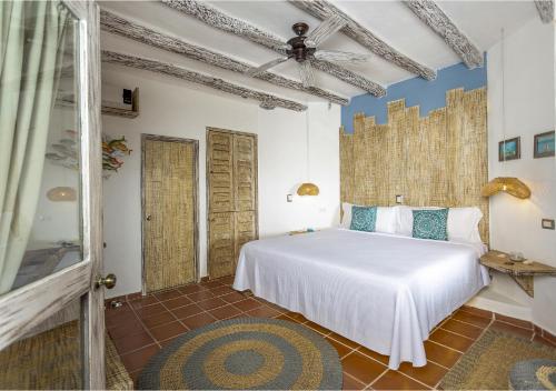 奥尔沃克斯岛Holbox Dream Beachfront Hotel的卧室配有白色的床