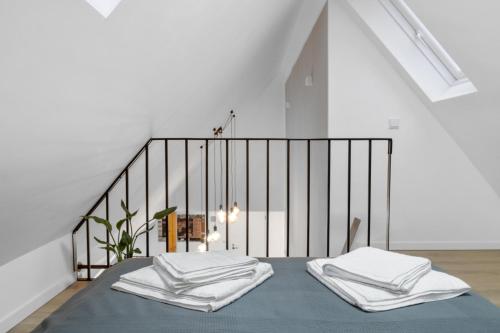 埃斯洛黑Modernes 3-Zimmer Loft Eslohe Hennesee 5 min的客房配有带2个白色枕头的床。
