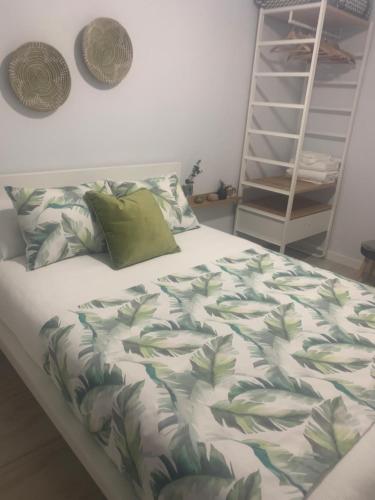 桑卢卡尔-德巴拉梅达Gosol Lemon的一间卧室配有一张带绿色和白色棉被的床