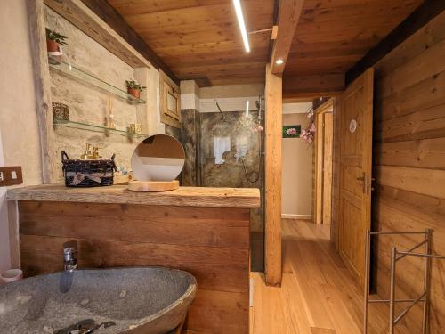 PaesanaCasa Nenella的浴室配有盥洗盆和浴缸。
