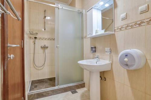 赫尔采格诺维Garni Hotel Milica的一间带水槽和淋浴的浴室