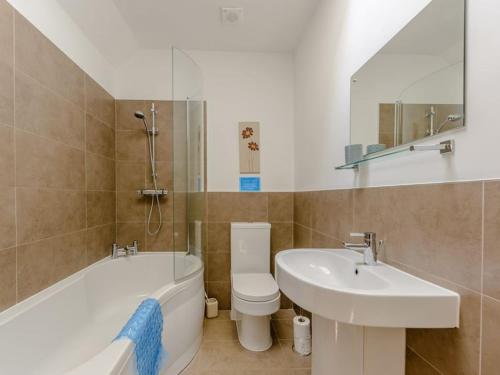 什鲁斯伯里Stone Cottage的浴室配有盥洗盆、卫生间和浴缸。