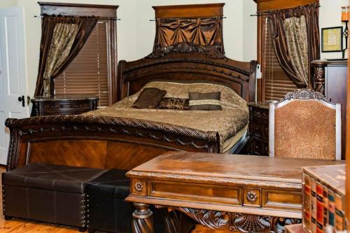 The Queen's Gambit ( A Luxury 2nd Floor Apt in Downtown Staunton)客房内的一张或多张床位