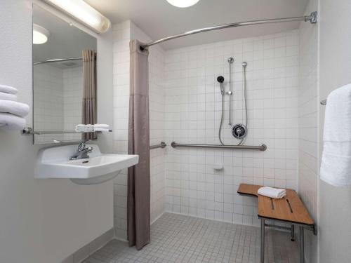 奥欣赛德欧申赛德6号汽车旅馆的一间带水槽和淋浴的浴室