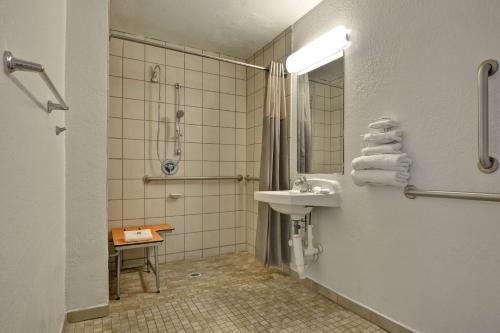 达尼亚滩达尼亚海滩6号汽车旅馆的一间带水槽和淋浴的浴室