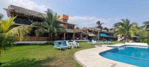 Monte GordoHotel Taboga Eco Boutique & Spa Costa Esmeralda的一座带游泳池的别墅,毗邻一个度假胜地