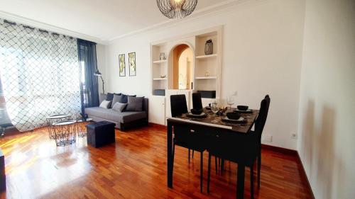 奥维多La Luz de Acevedo的客厅配有桌子和沙发