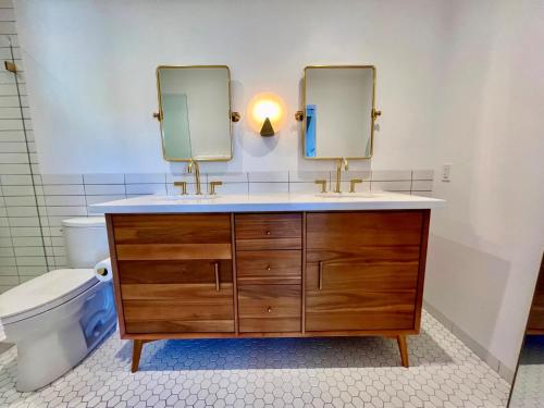 圣巴巴拉普雷西迪奥酒店的浴室设有梳妆台、两面镜子和卫生间。