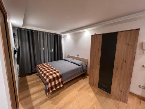 奥加Elegante e moderno monolocale的一间带一张床和大衣柜的小卧室