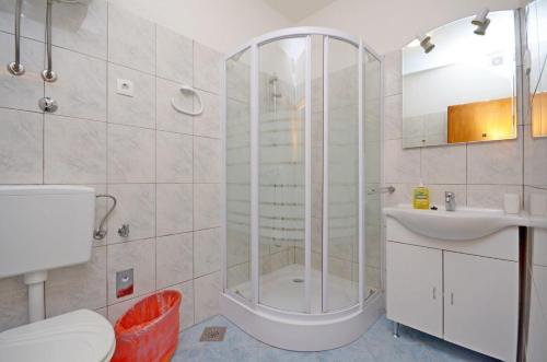 UbliApartments Luka的带淋浴、卫生间和盥洗盆的浴室