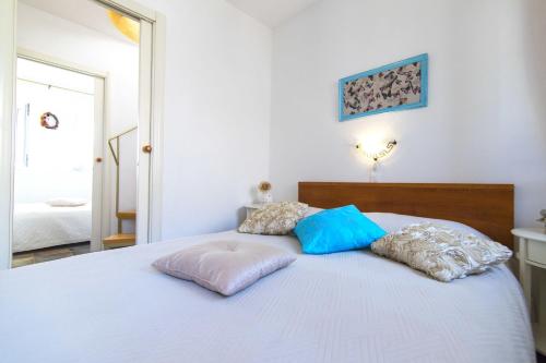 伊格拉恩House Lea的一张白色的床,上面有两个枕头