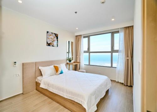 头顿The Sóng Apartment Vũng Tàu - Green House的一间卧室设有一张大床和一个大窗户