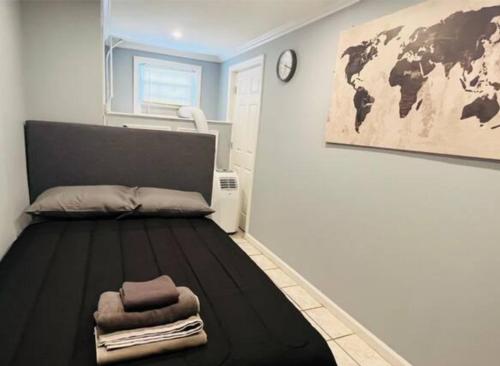 北卑尔根Cozy Apartments close to New York City的卧室配有一张壁挂图床