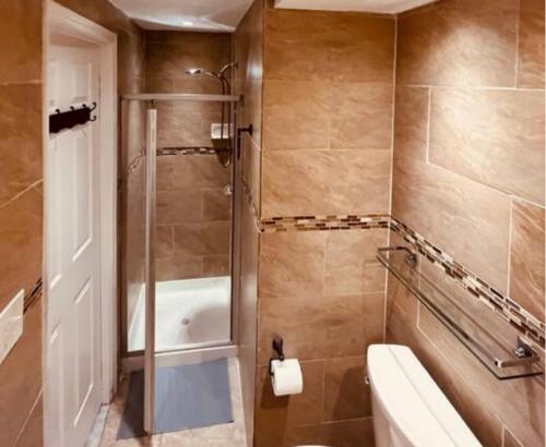 北卑尔根Cozy Apartments close to New York City的带淋浴、卫生间和浴缸的浴室