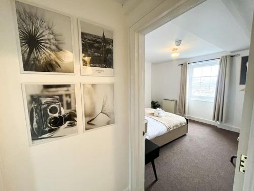 KentLovely 1 Bedroom Flat In Gravesend的一间设有床铺的客房,墙上挂有图片