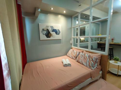 大雅台大雅台风力公寓的一间小卧室,配有一张带窗户的床