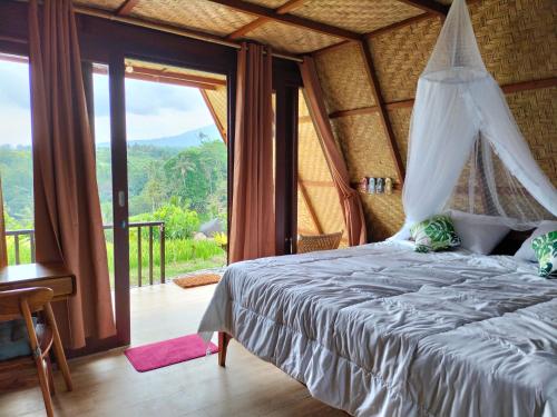 AngsriMagical Breeze Cabin的一间卧室设有一张床和一个大窗户