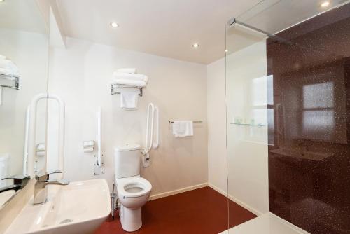基林基林酒店的浴室配有卫生间、盥洗盆和淋浴。