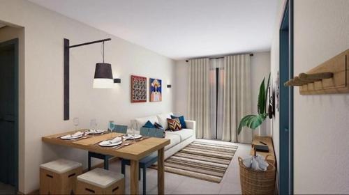 皮雷诺波利斯Suites Quinta Santa Barbara的客厅配有桌子和沙发