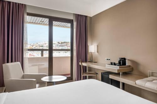 大加那利岛拉斯帕尔马斯伊比利亚拉斯帕尔马斯万豪AC酒店的酒店客房设有床和窗户。