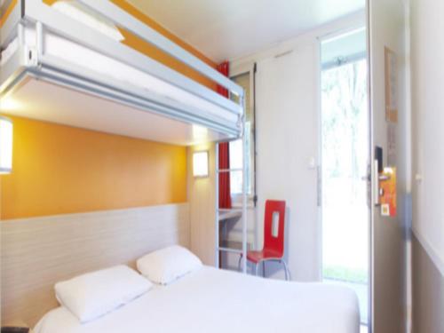 莫内托普瑞米尔奥克斯尔经典酒店的客房设有两张床和窗户。