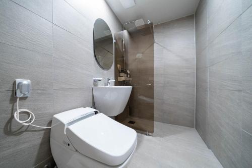 春川Browndot Hotel Namchuncheon的浴室设有白色的卫生间和镜子