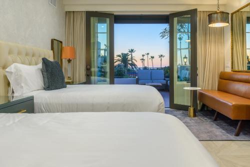 圣克莱门特North Beach Villa的酒店客房设有两张床和一个阳台。